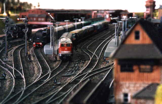 Eine V160 durchf�ht mit einer Rollenden Landstra�e den Bf. Norfalk